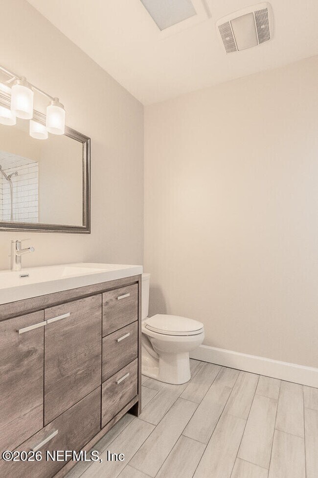 Foto del edificio - 1549 Montrose Ave E