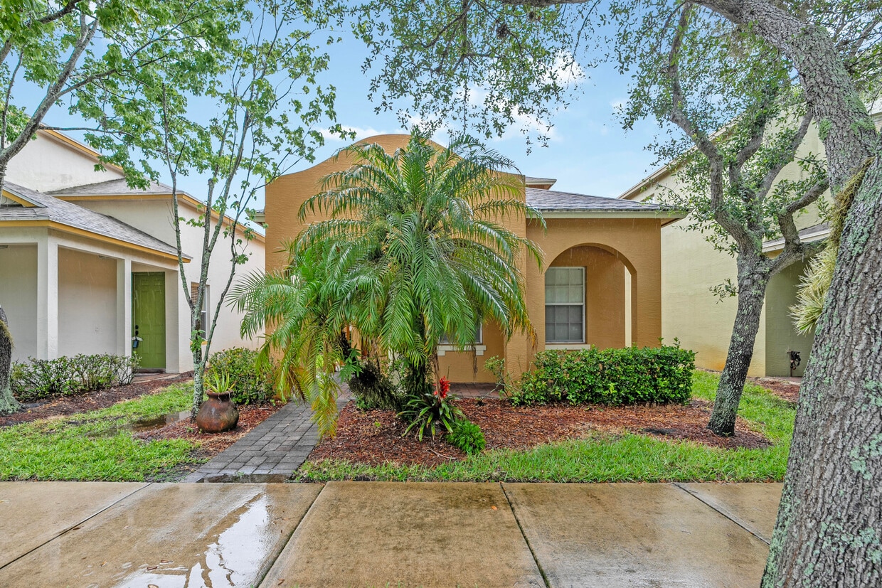 Primary Photo - 2567 SE Ruskin Dr