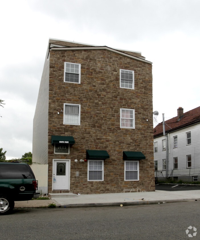 Building Photo - 628 S Park St