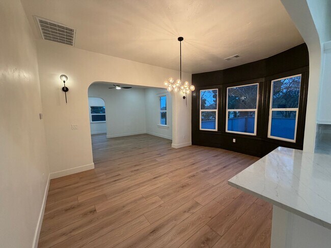 Building Photo - Fully Furnished Home in the Heart of Old Town Clovis