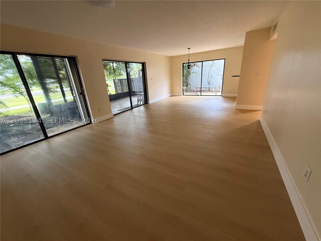 Foto del edificio - 19233 E Lake Dr