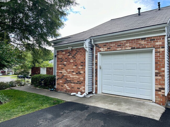 Foto del edificio - 3BR End Unit w/ Garage, Deck, Patio & 2 Fireplaces, Private fenced Backyard