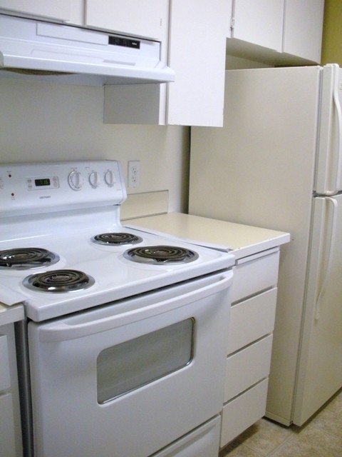 Kitchen - 425 Apartments