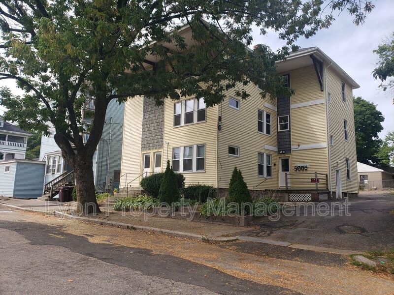 156 St Unit 3R, Woonsocket, RI 02895 Condo for Rent in