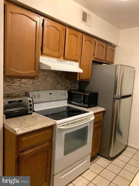 Foto del edificio - 5818 Royal Ridge Dr