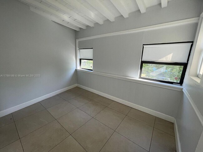 Building Photo - 423 53rd St