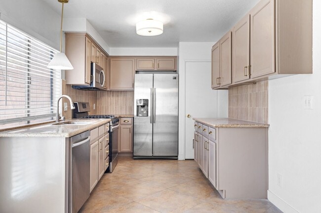 Foto del edificio - Spacious 3-Bed, 1.5-Bath Townhome with Oversized Private Patio in Central 89103 — Bright Bedrooms...