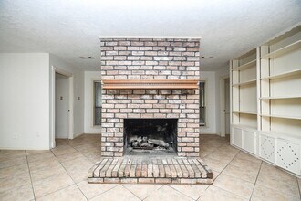 Building Photo - 6702 Spring Leaf Dr