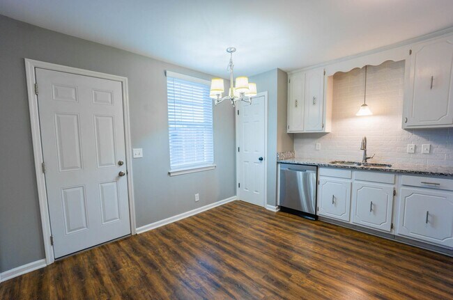 Foto del edificio - Great Townhome Convenient Location