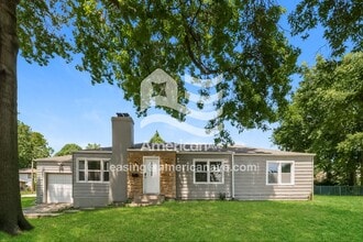 Building Photo - 904 E 84th Terrace