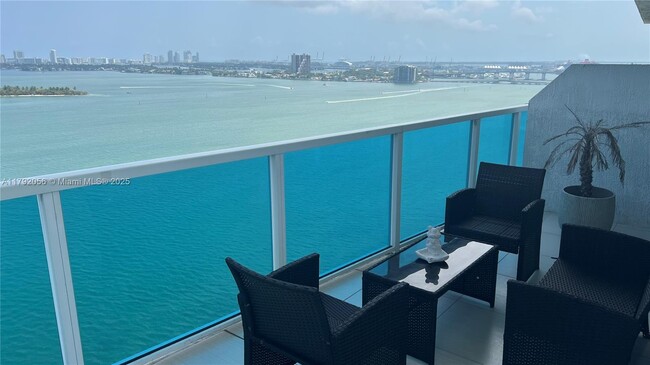 Foto del edificio - 700 NE 25th St