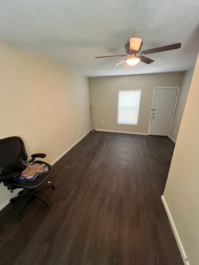 Foto del edificio - 2 Bedroom 1 bathroom with a bonus/flex room!