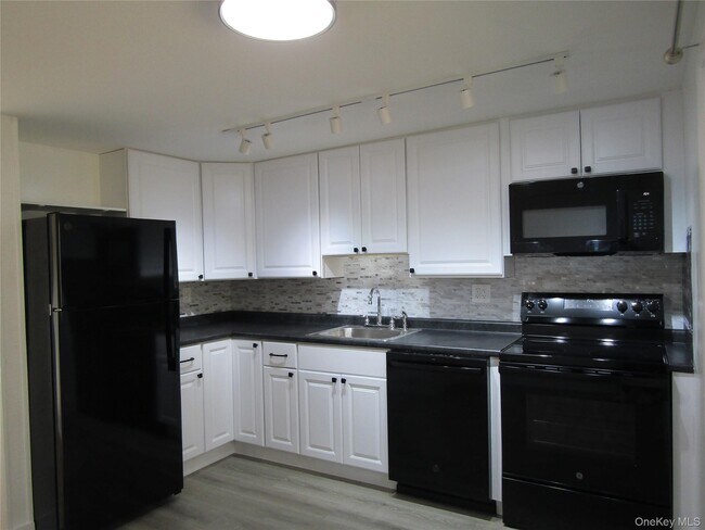 Foto del edificio - 1803 Parr Lake Dr