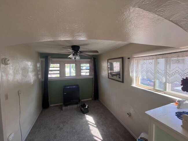 Sala de estar - 1824 E San Rafael St