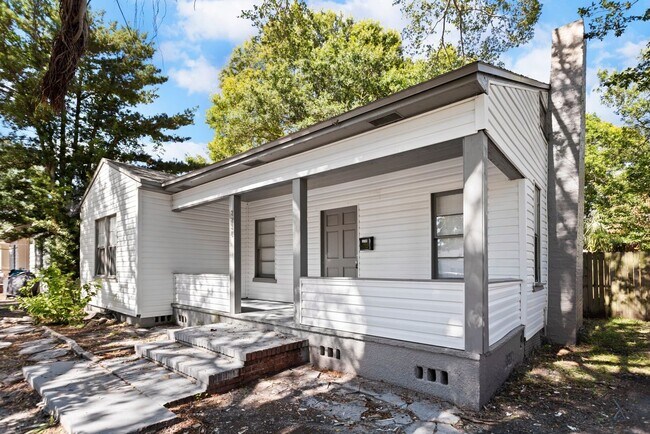Building Photo - Spacious 3bdrm/1bath House $1995.00 ** Fenced yard **