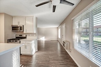 Building Photo - The Courtyards Apartment Homes