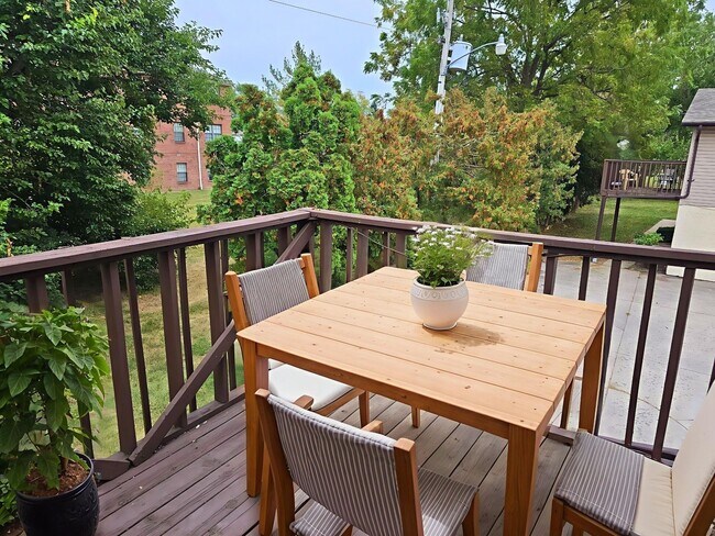 Building Photo - Spacious 2 Bed and 1 Bath Townhome with Pr...