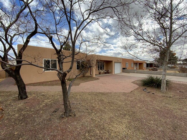 Building Photo - 3 Bedroom Single Story Home Available Near...