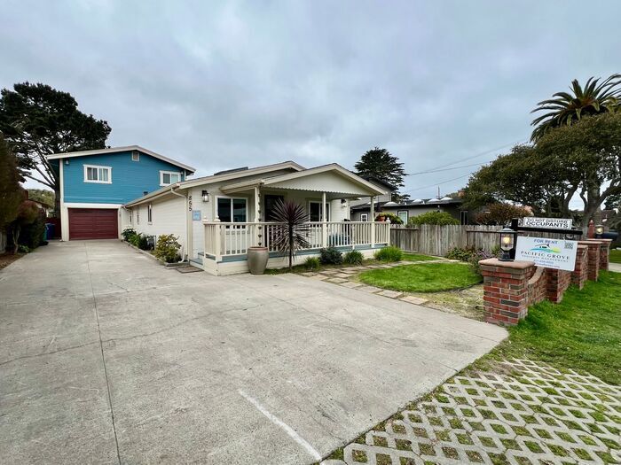 Foto principal - Lovely 3 bedroom 2 bathroom home with larg...