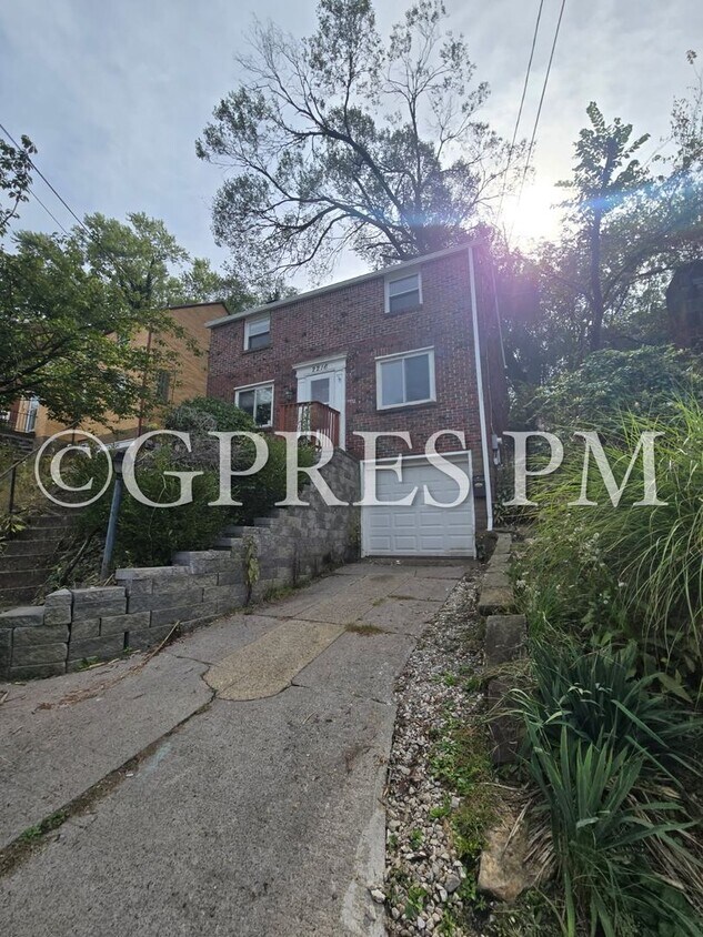 Foto principal - Welcome to this charming 3-bedroom, **Pric...
