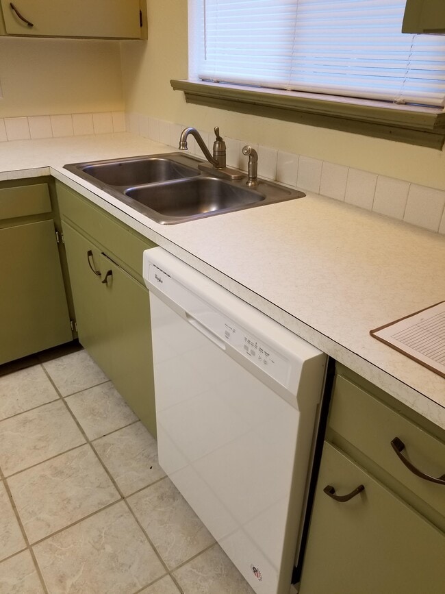 DISHWASHER - 511 Constitution Ave S