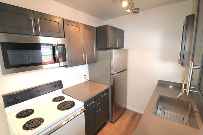 Building Photo - 2/1 house in Bay Park! Vinyl flooring, upd...