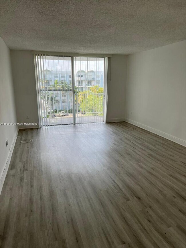 Foto del edificio - 484 NW 165th St