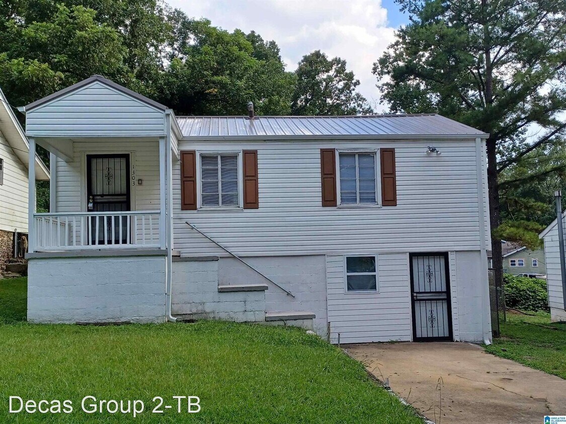 3 br, 1.5 bath House 1303 9th Ave House Rental in Midfield, AL