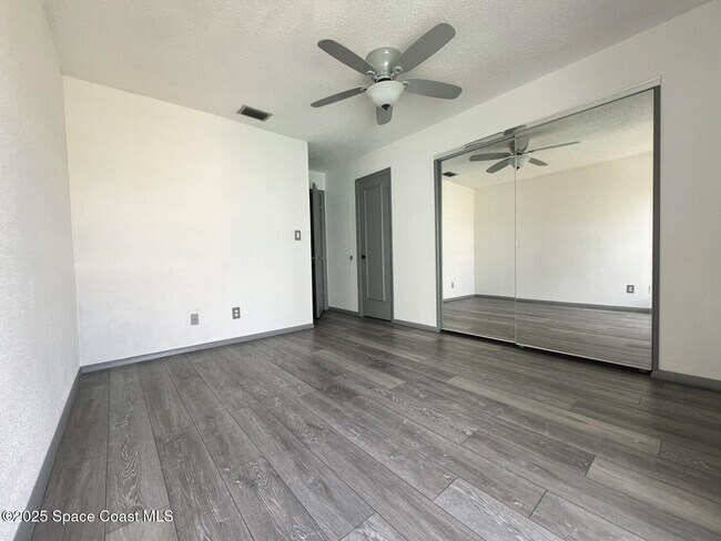 Foto del edificio - 1225 N Wickham Rd