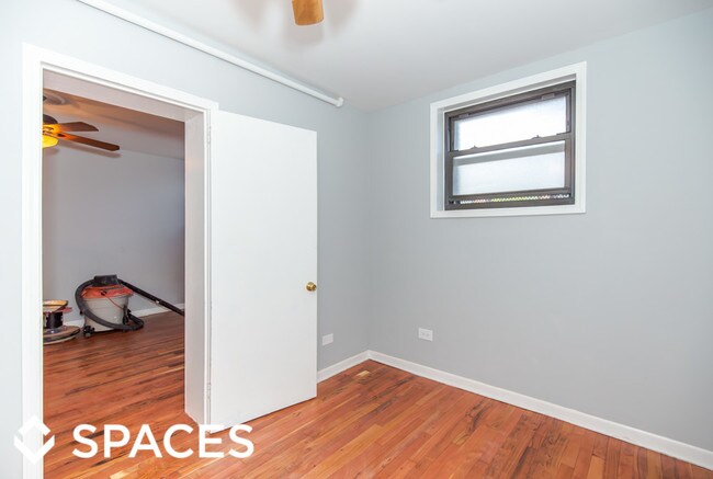 Building Photo - 1627 W Lawrence Ave