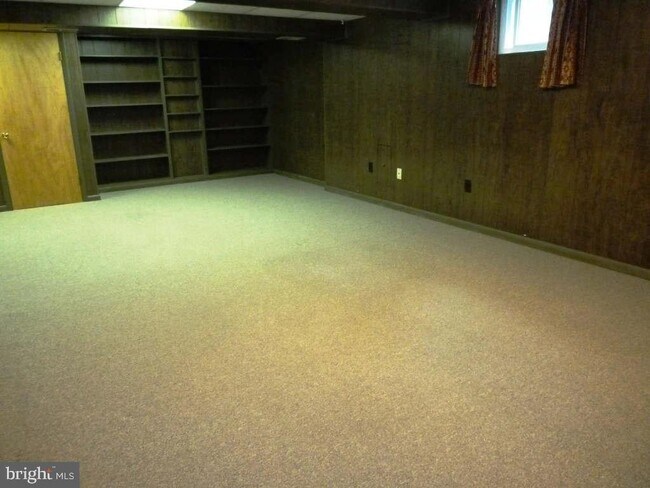 Building Photo - 1002 Country Club Dr NE