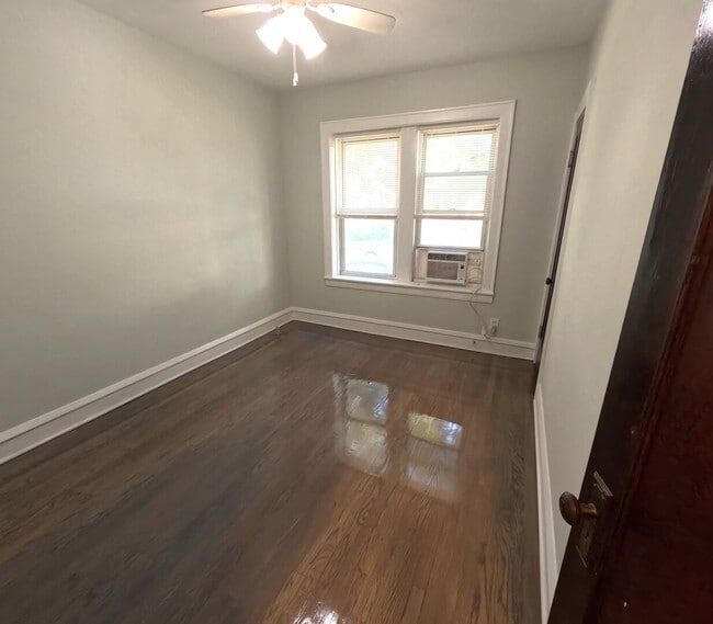 Building Photo - 5548 W Farragut Ave