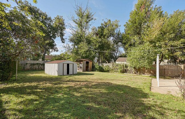 Building Photo - 1204 SW Binkley St