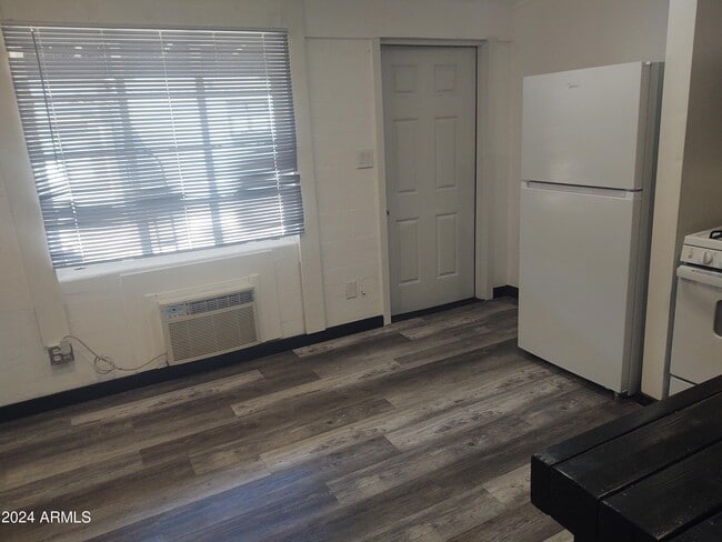 Building Photo - 1625 E Pinchot Ave