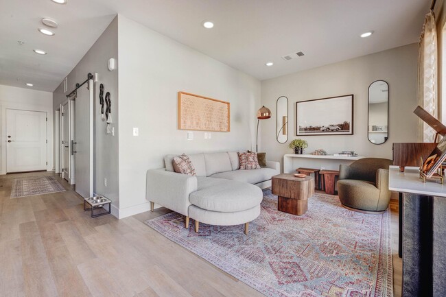 Building Photo - Luma