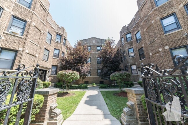 Building Photo - 629 W Cornelia Ave