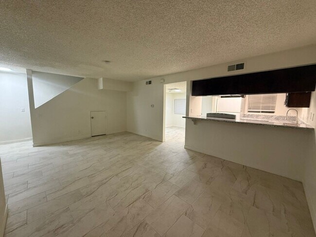 Foto del edificio - BEAUTIFUL 2STORY - 3DEBS 2 1/2 BATHS