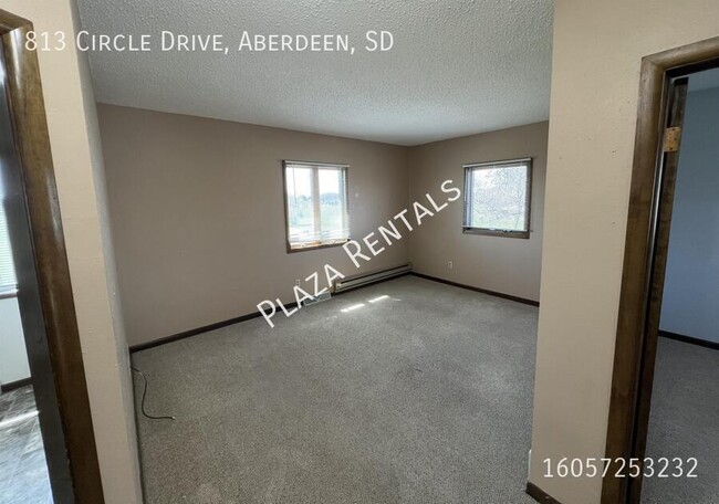 Building Photo - 833 S Merton St