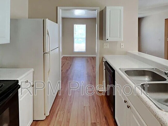 Foto del edificio - 213 Toby Springs Ln