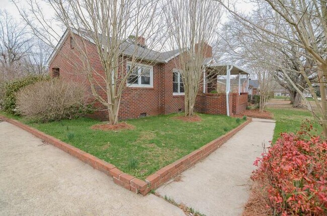 Building Photo - 1010 Anderson Dr