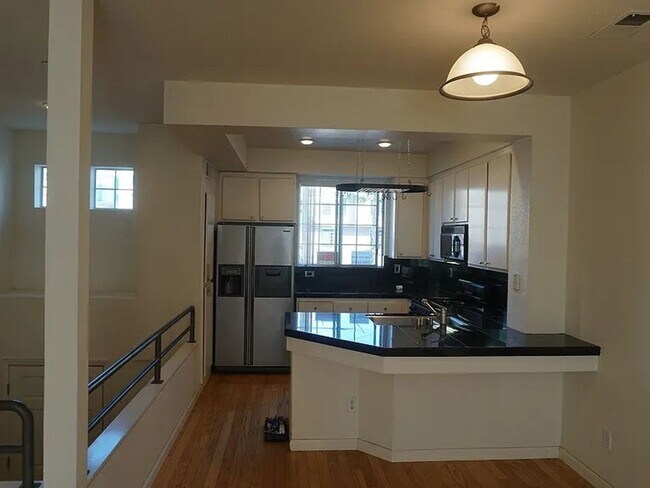 Building Photo - Beautiful Townhouse | Prime Location