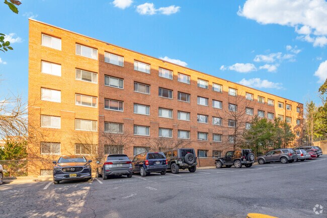 Foto del edificio - 3900 Tunlaw Rd NW