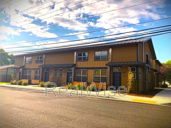 Foto del edificio - 738 W Antler Ave