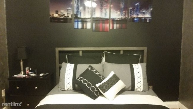 Foto del edificio - 2 br, 1 bath Condo - 2944 Manhattan Blvd.