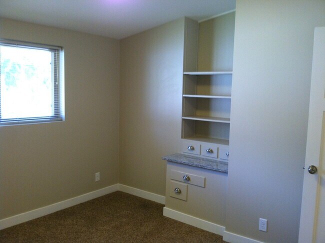 Building Photo - 2553 E Wren Rd