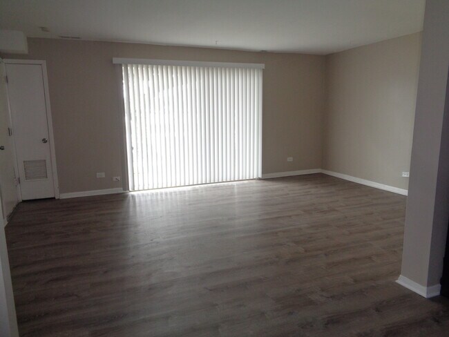 Building Photo - 9729 Ridgeland Ave