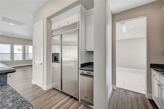 Foto del edificio - 8070 Lands End Ave