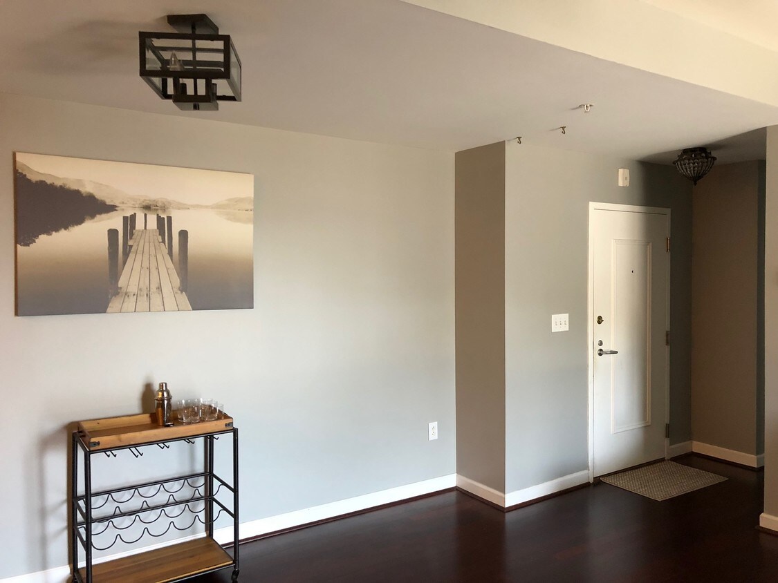 entry2 - 718 W Trade St
