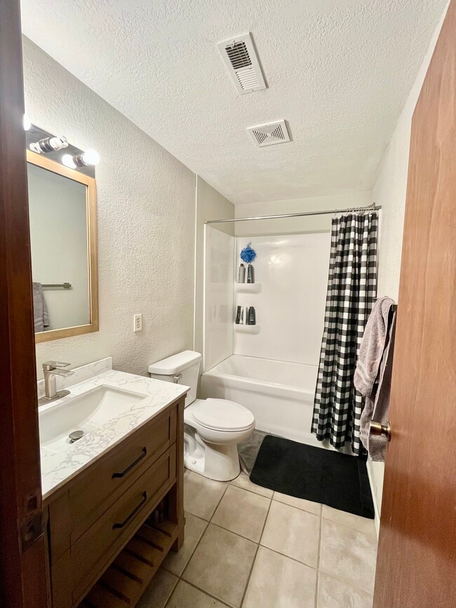 Building Photo - 415 W 9th St