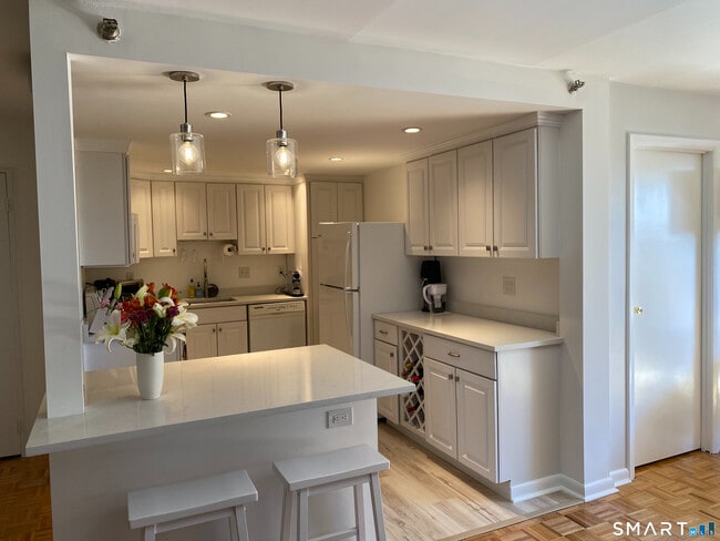 Building Photo - 143 Hoyt St